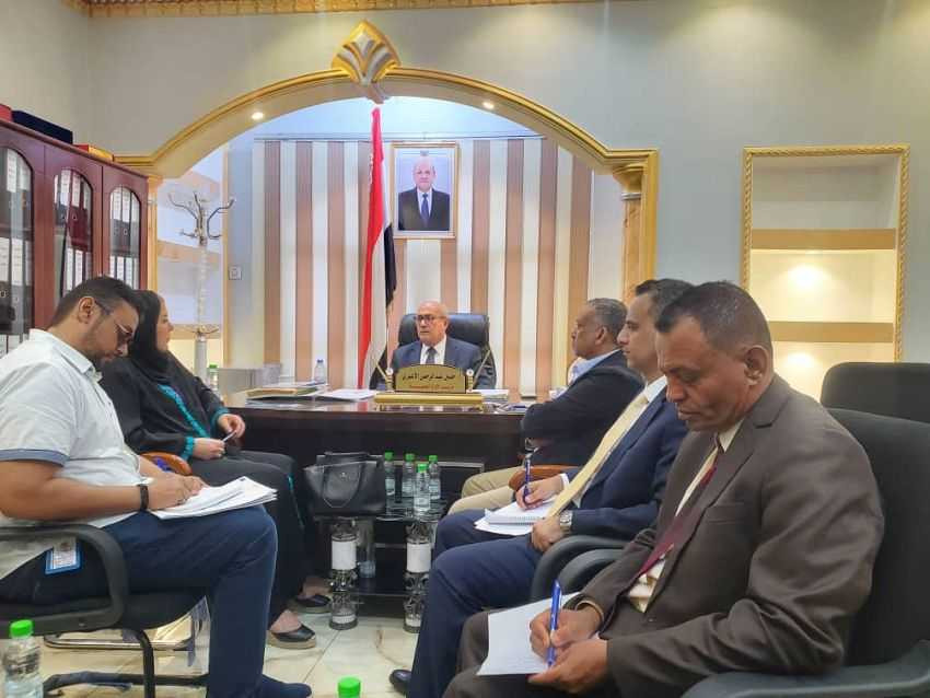 وزير الإدارة المحلية خلال اللقاء