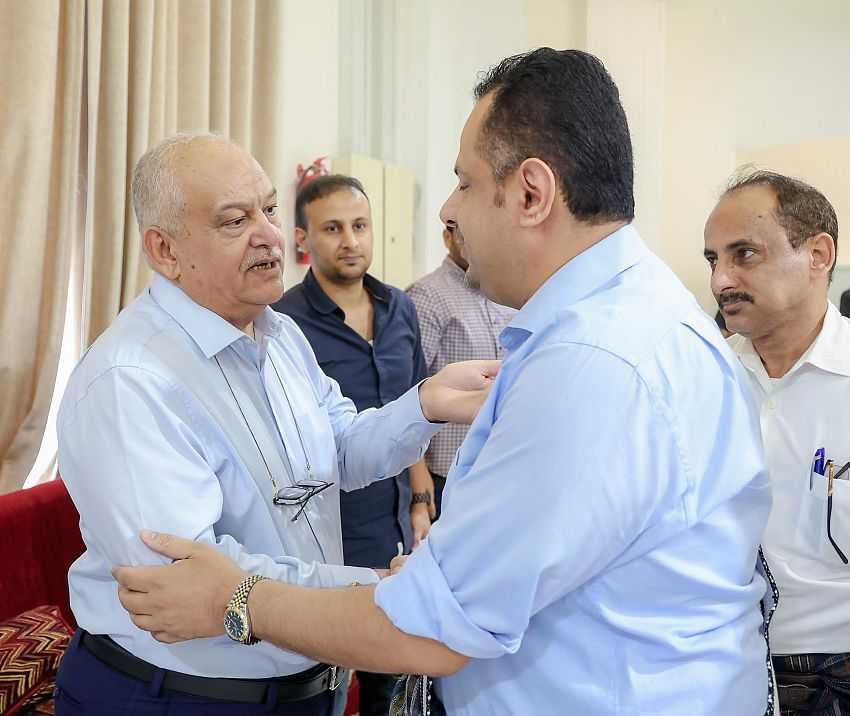 رئيس الوزراء خلال تقديمه واجب العزاء