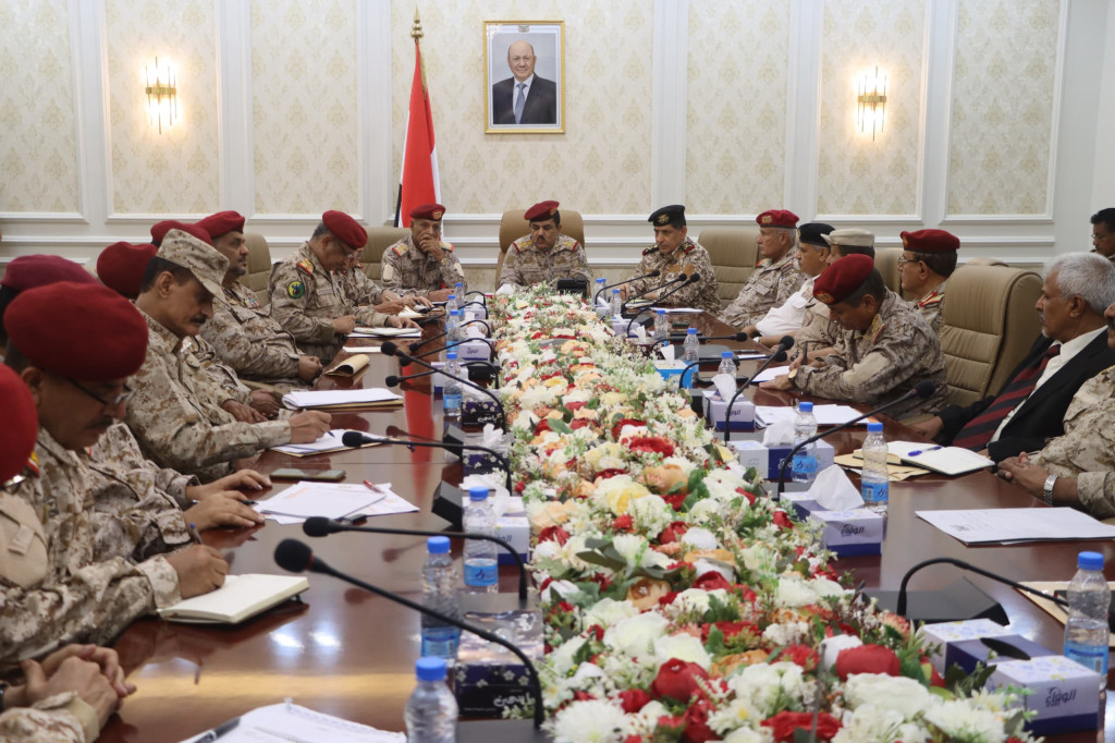 الفريق الداعري يعقد اجتماعاً موسعاً بقيادات وزارة الدفاع