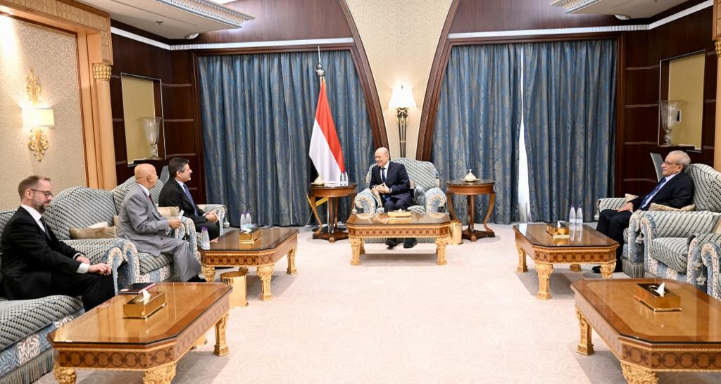 رئيس مجلس القيادة يستقبل السفير الأمريكي للبحث في العلاقات الثنائية ومستجدات الوضع اليمني