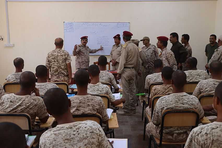 اطلاع وزير الدفاع على سير العملية التعليمية والتأهيل في الكلية العسكرية