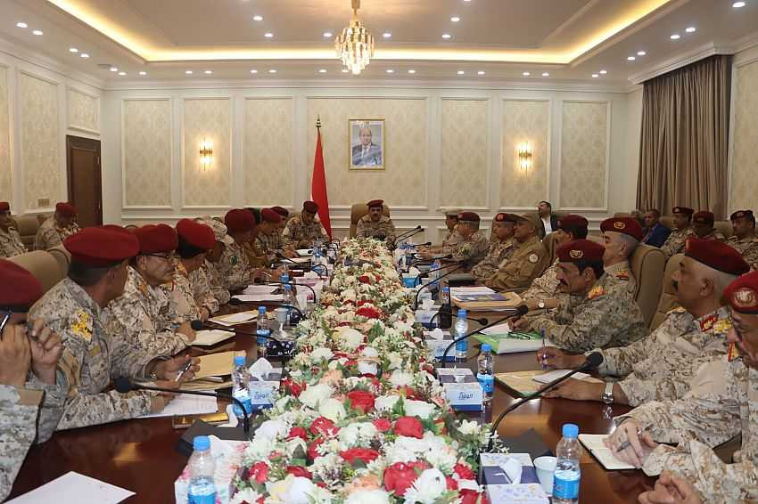 اجتماع لوزير الدفاع بهيئات ودوائر الوزارة