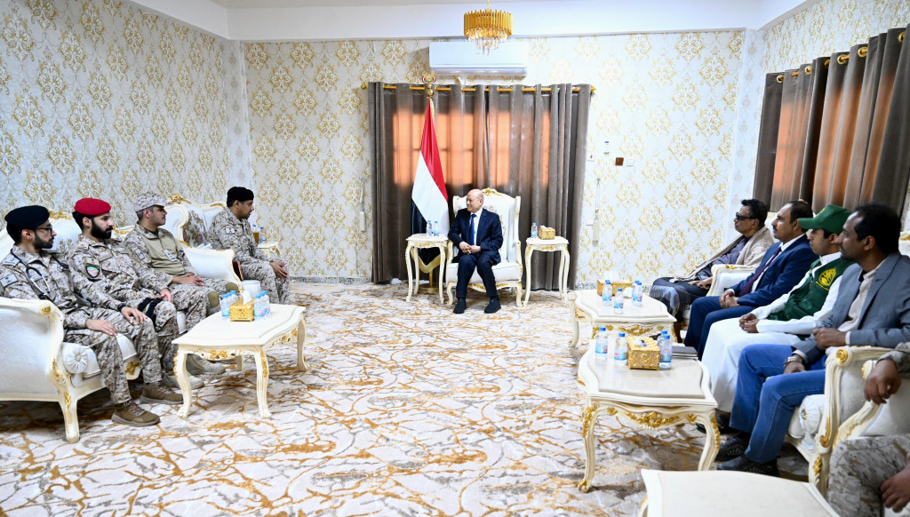 رئيس مجلس القيادة الرئاسي يلتقي قيادة قوة الواجب السعودية وممثلين عن مركز الملك سلمان