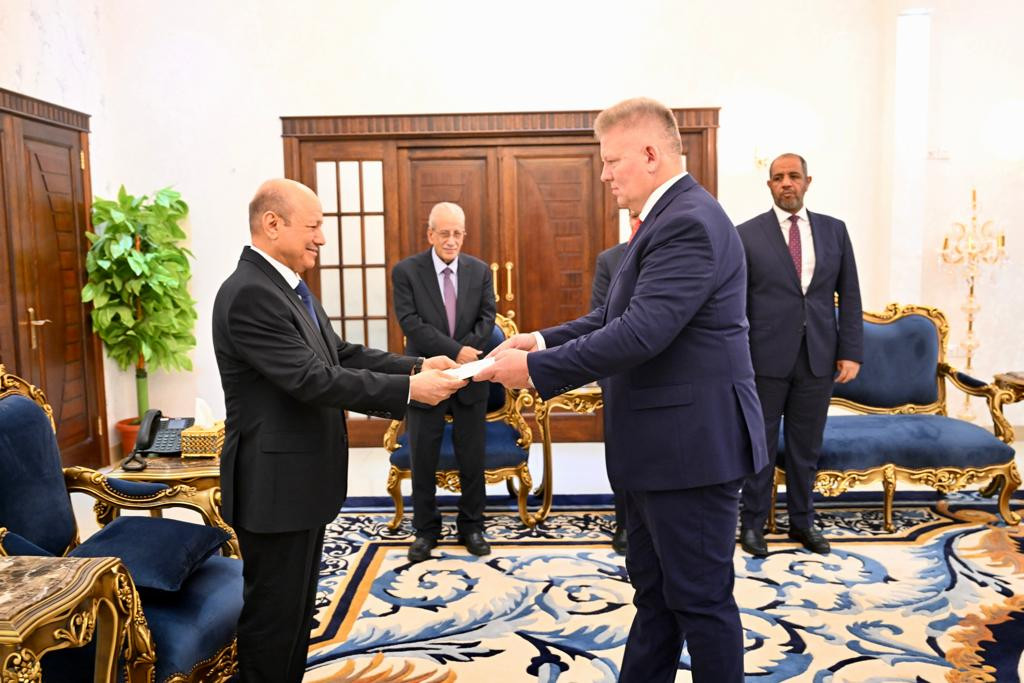 رئيس مجلس القيادة الرئاسي يتسلم أوراق اعتماد سفراء جنوب إفريقيا وبولندا وكوريا والمملكة المتحدة وفرنسا