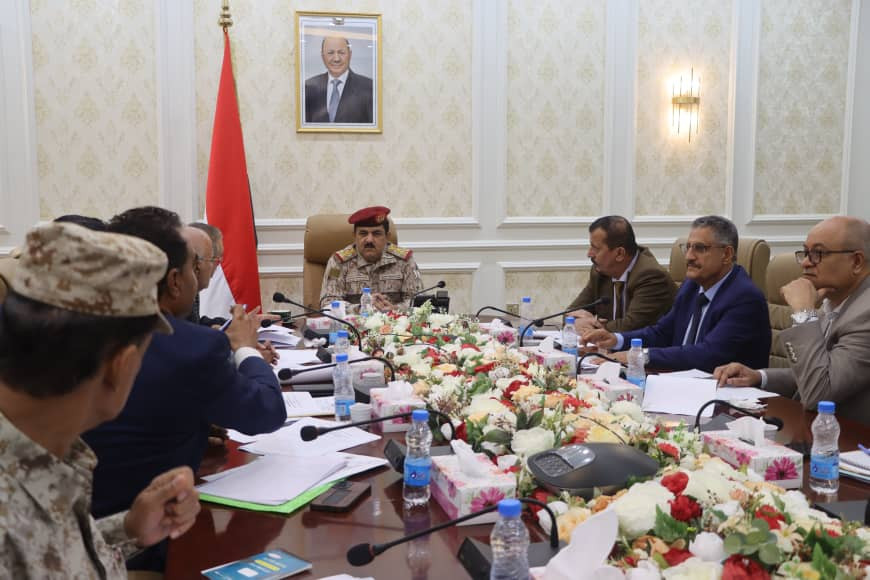 وزير الدفاع يجتمع باللجنة الفنية لتقييم وتصويب عمل المنافذ