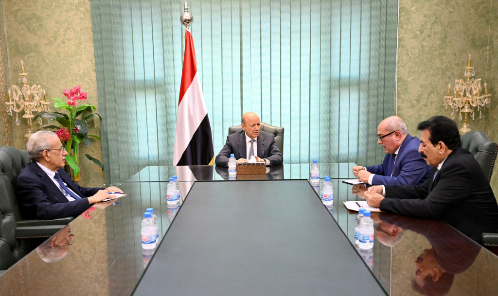 رئيس مجلس القيادة الرئاسي يجتمع بوزير الادارة المحلية ومحافظ الجوف