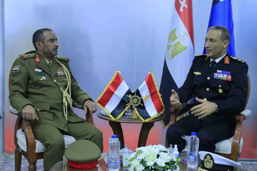 لقاء رئيس الأركان مع قائدي القوات البحرية والجوية المصرية لبحث التعاون العسكري بين البلدين
