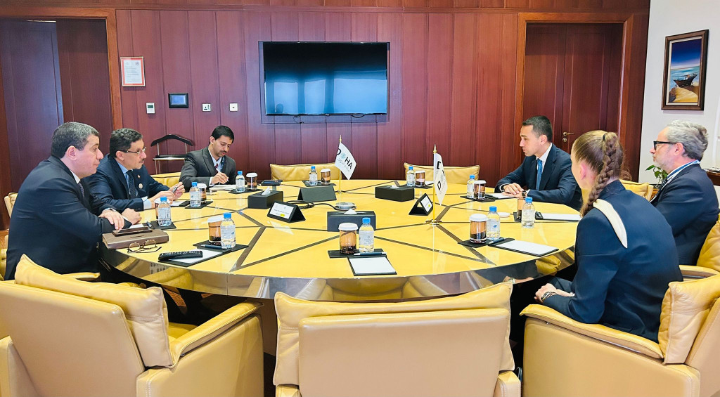 وزير الخارجية يستعرض مع ممثل الاتحاد الأوروبي لدول الخليج تطورات الأوضاع السياسية في اليمن