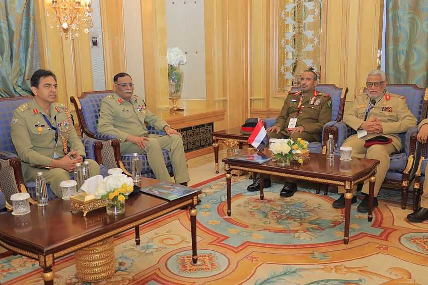 لقاء رئيس الأركان مع نظيره الباكستان