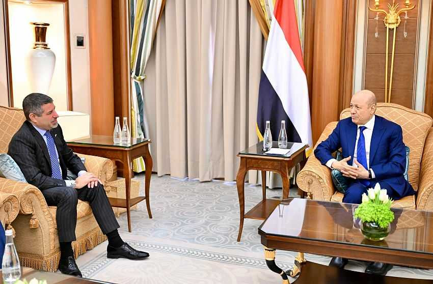 لقاء رئيس مجلس القيادة الرئاسي بسفير الولايات المتحدة