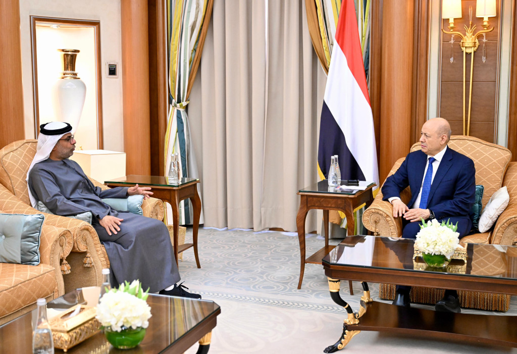 رئيس مجلس القيادة الرئاسي يستقبل سفير دولة الإمارات العربية المتحدة