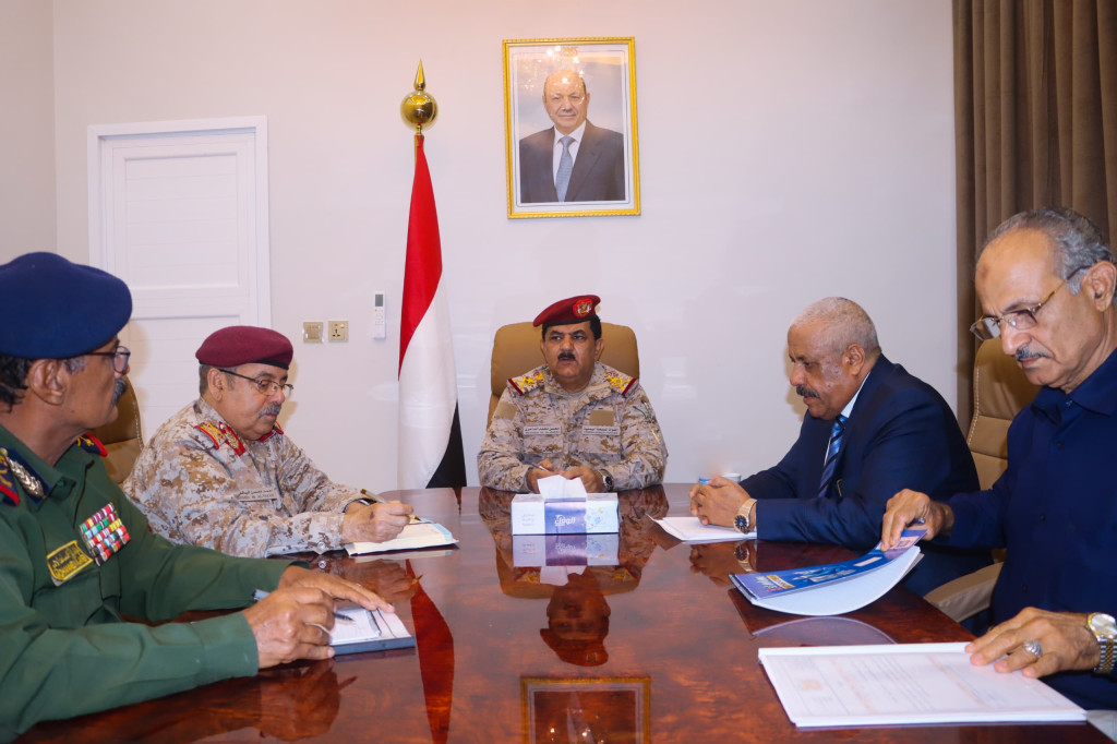 وزير الدفاع يترأس اجتماعاً للجنة الأمنية العليا لمناقشة المستجدات