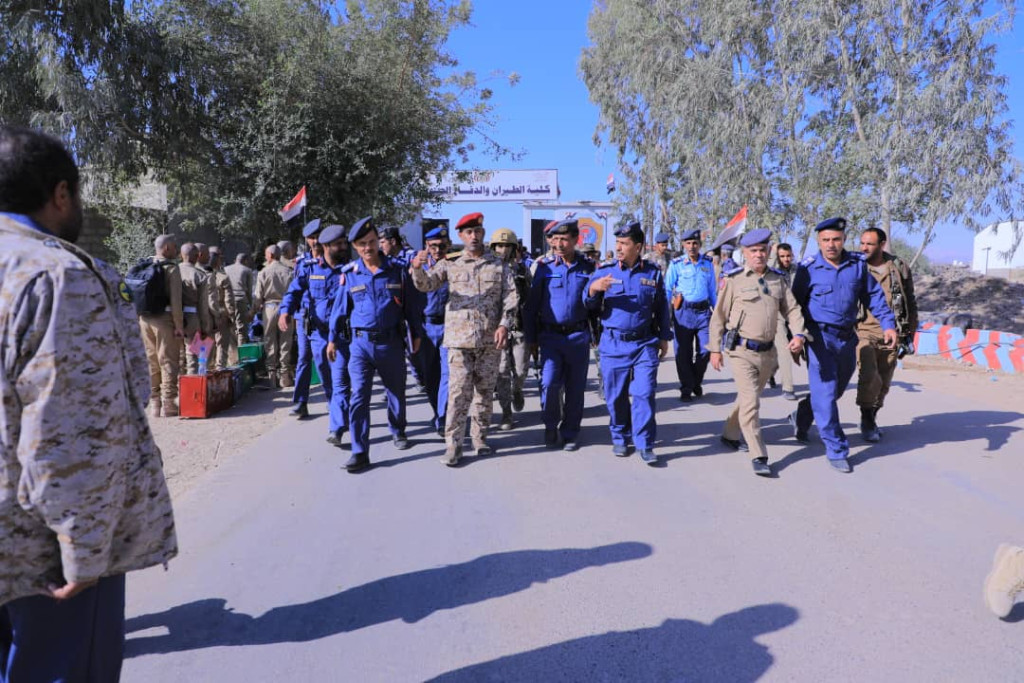رئيس هيئة الأركان يطلع على سير استقبال الطلبة الجامعيين في كلية الطيران والدفاع الجوي