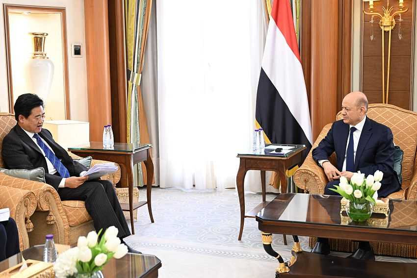 لقاء رئيس مجلس القيادة الرئاسي بالقائم بأعمال سفارة جمهورية الصين الشعبية