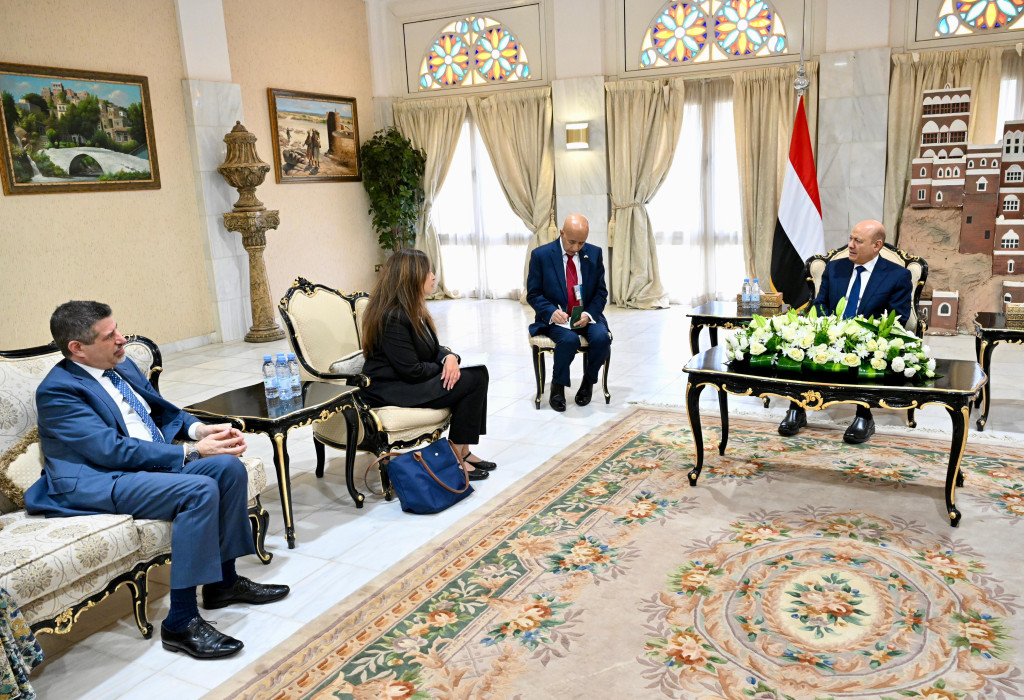 رئيس مجلس القيادة يستقبل مساعدة مدير الوكالة الأمريكية للتنمية