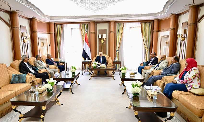 لقاء رئيس مجلس القيادة رئيس وأعضاء لجنة المصالحة والسلم الاجتماعي في محافظة تعز