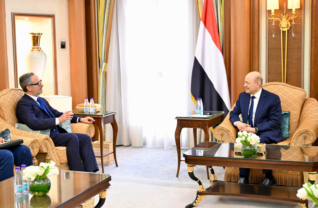 رئيس مجلس القيادة يدعو الاتحاد الأوروبي إلى تصنيف المليشيات الحوثية منظمة إرهابية دولية