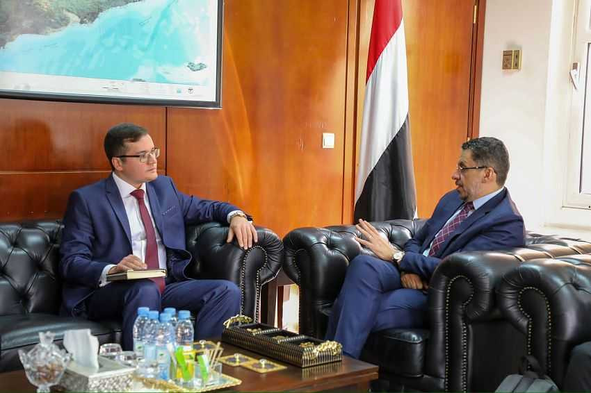 لقاء وزير الخارجية مع القائم بأعمال السفارة الروسية لبحث التطورات في اليمن والمنطقة