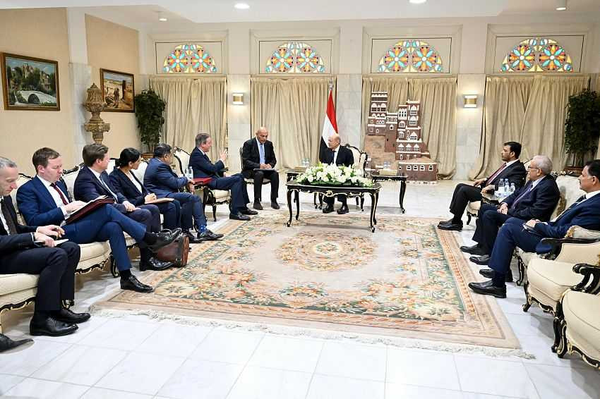 لقاء رئيس مجلس القيادة مع ووزير الخارجية البريطاني لبحث المستجدات الوطنية والإقليمية