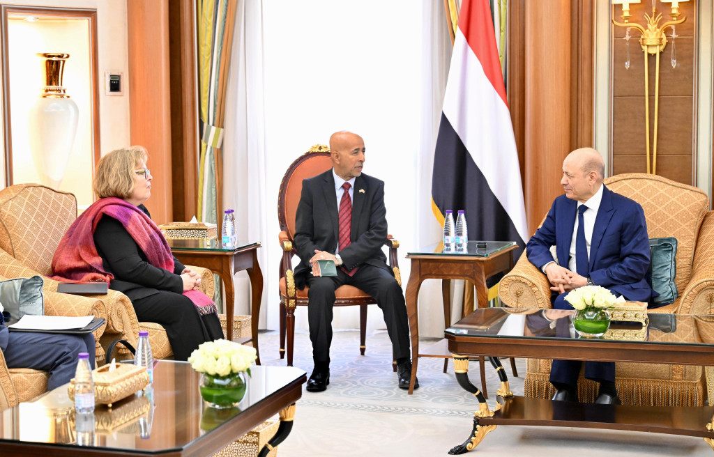 رئيس مجلس القيادة يستقبل مساعدة وزير الخارجية الأمريكية