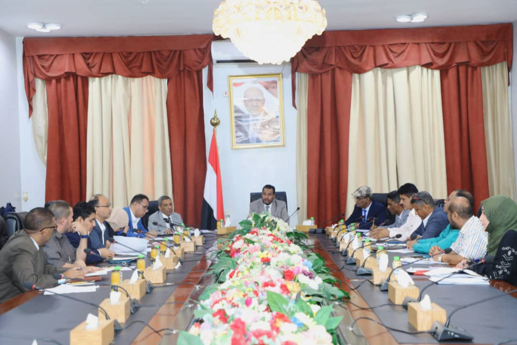 العكبري يؤكد على معالجة الأوضاع المعيشية للمعلمين والتربويين والوقوف إلى جانبهم