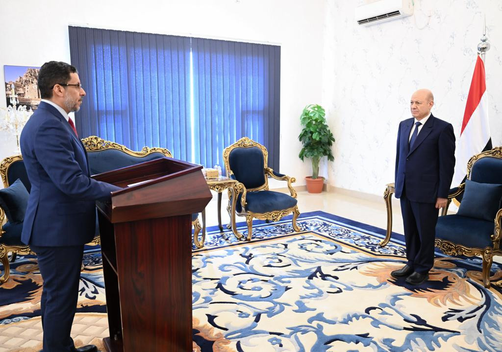 رئيس الوزراء يؤدي اليمين الدستورية أمام رئيس مجلس القيادة الرئاسي في العاصمة المؤقتة عدن