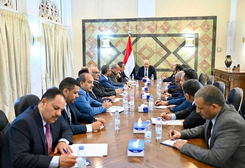 لقاء رئيس مجلس القيادة بقيادات الأحزاب السياسية