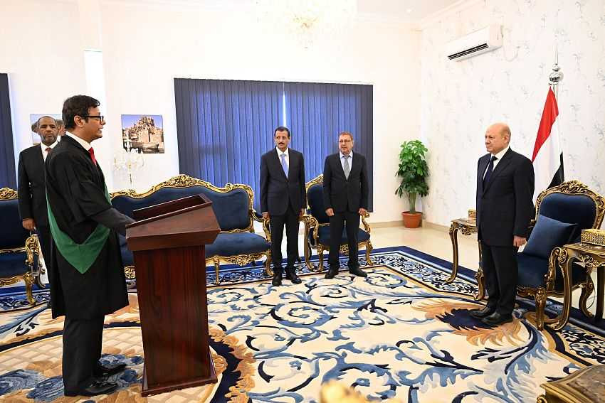 القاضي صالح المرفدي يؤدي اليمين القانونية أمام رئيس مجلس القيادة الرئاسي