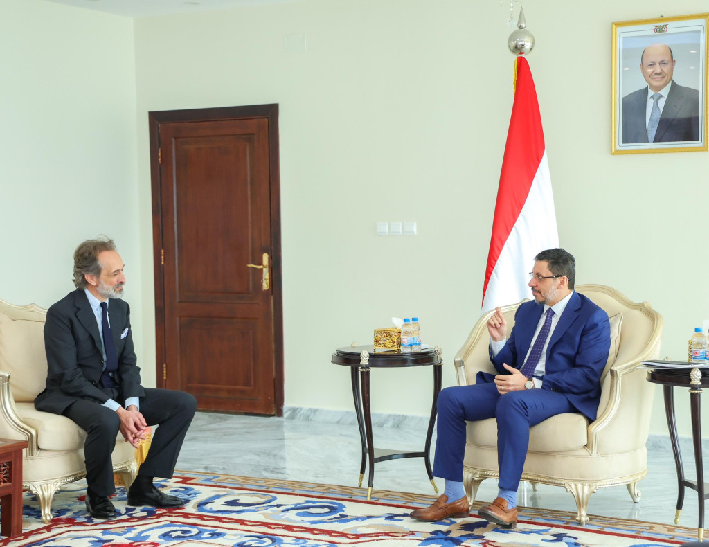 رئيس الوزراء يؤكد الحرص على تسهيل عمل المنظمات الإنسانية ووصول المساعدات إلى جميع المناطق اليمنية