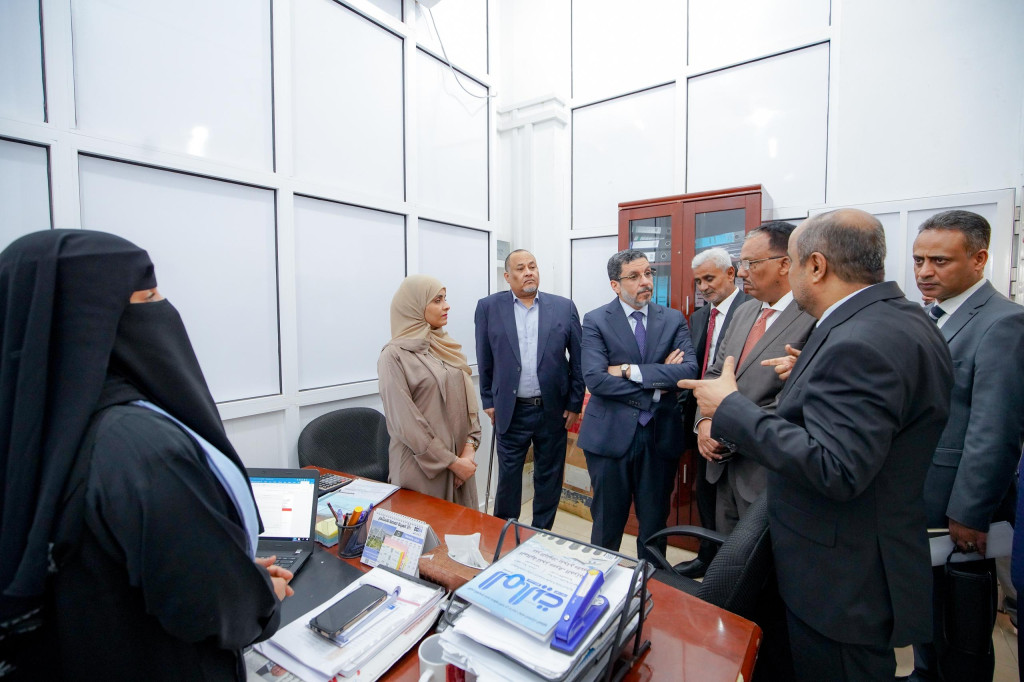 رئيس الوزراء يقوم بزيارة إلى رئاسة مصلحة الجمارك