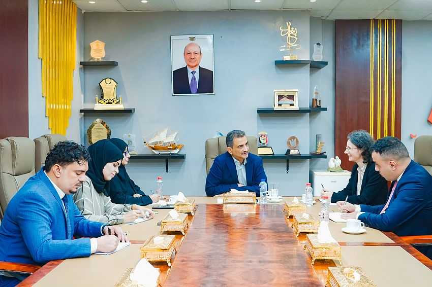لقاء وزير الدولة مع السفيرة الفرنسية
