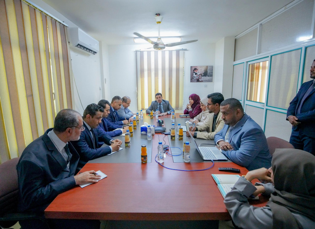رئيس الوزراء يزور الجهاز التنفيذي لتسريع استيعاب تعهدات المانحين ويرأس اجتماعاً لقيادته