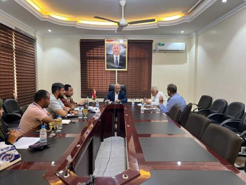 لقاء وزير المياه مع مع رئيسة منظمة يمن آيد