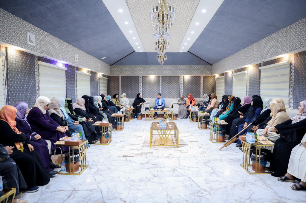 رئيس الوزراء يعبر عن تقديره للأدوار الوطنية والنضالية للمرأة اليمنية ويجدد التزامه بتمكينها في مراكز القرار