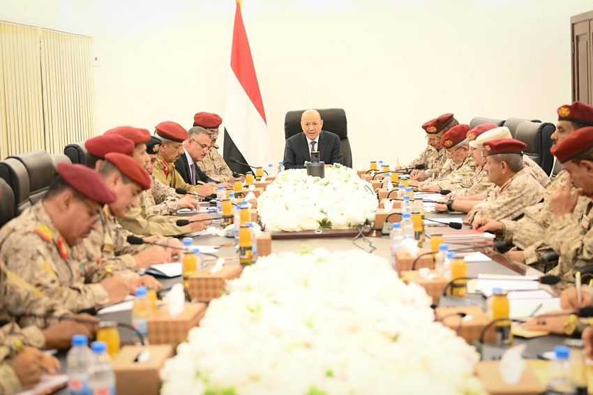 اجتماع رئيس مجلس القيادة بقيادة وزارة الدفاع ورئاسة هيئة الأركان وقادة القوات والمناطق والمحاور العسكرية