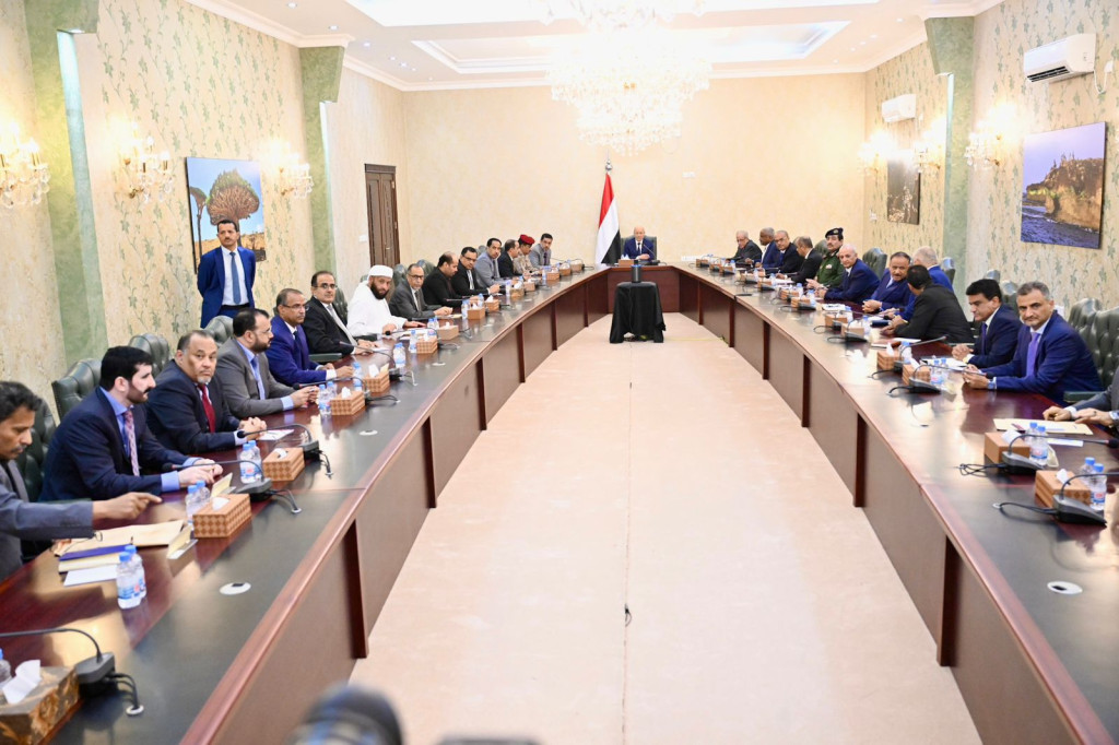 رئيس مجلس القيادة يرأس اجتماعاً مشتركاً للحكومة ومحافظي المحافظات