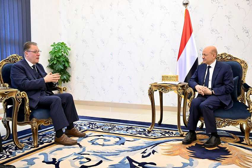 لقاء رئيس مجلس القيادة الرئاسي بمساعد الأمين العام للأمم المتحدة