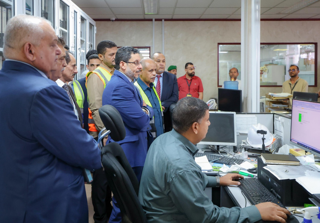 رئيس الوزراء يزور ميناء عدن ويؤكد على دوره الاستراتيجي في النهوض التنموي