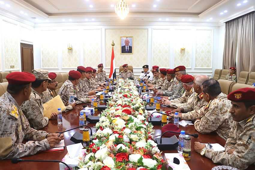 اجتماع وزير الدفاع بلجان المعايدة المكلفة بزيارة محاور وجبهات العزة والكرامة