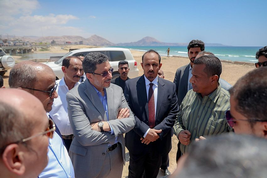 رئيس الوزراء خلال نزول ميداني له إلى محطة الضخ الرئيسية لمعالجة الصرف الصحي في منطقة امبيخة بالمكلا