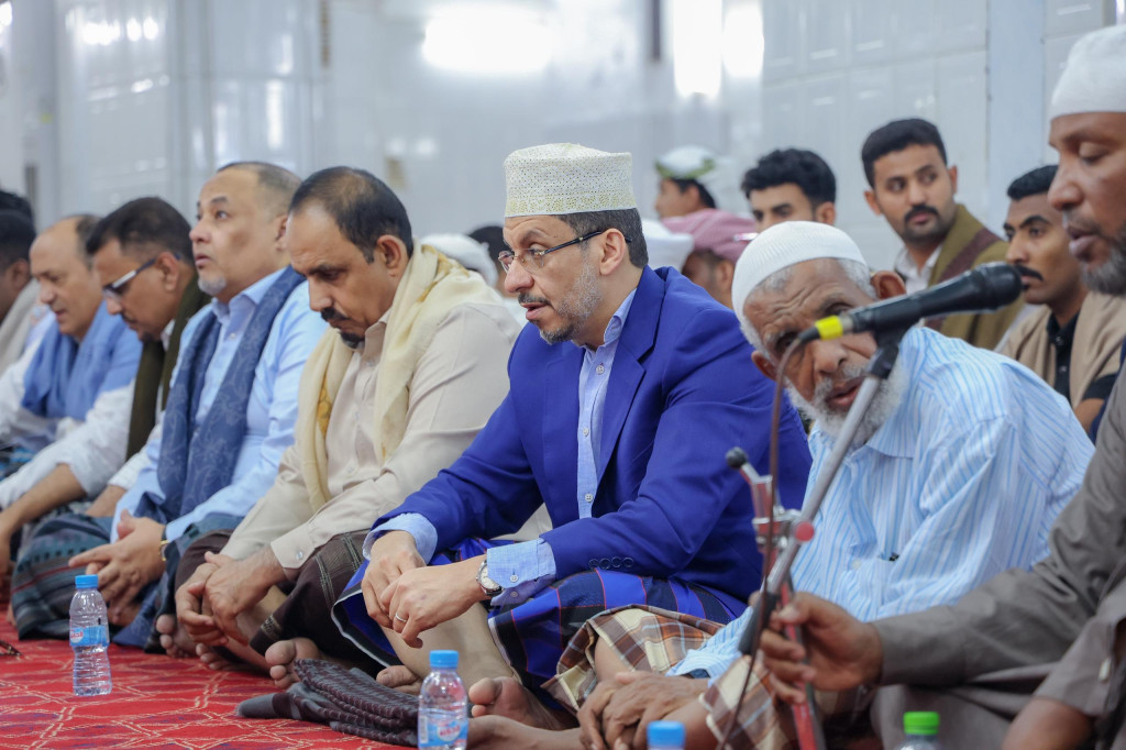 رئيس الوزراء يؤدي صلاة العيد مع جموع المواطنين في مدينة المكلا