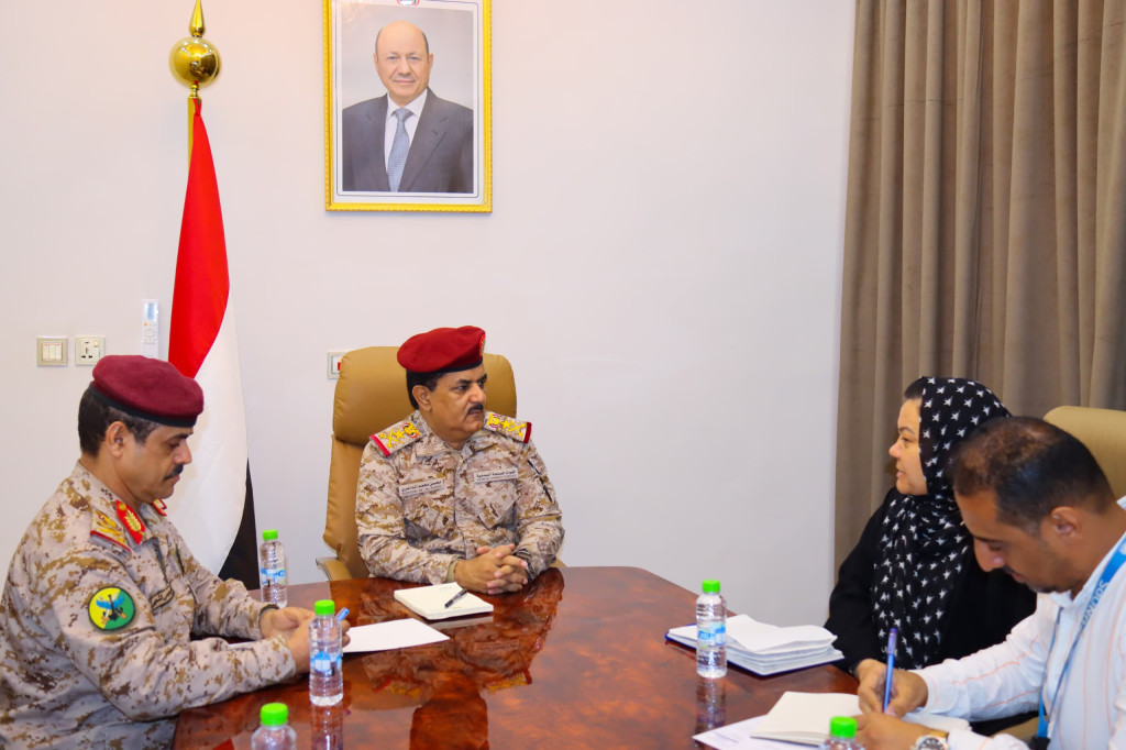 وزير الدفاع يلتقي المدير القطري لمكتب اليونبس في اليمن