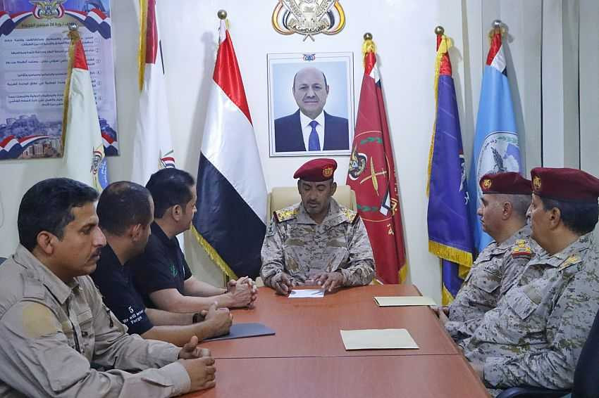 لقاء رئيس هيئة الأركان مع وفد من المشروع السعودي لنزع الألغام في اليمن "مسام"