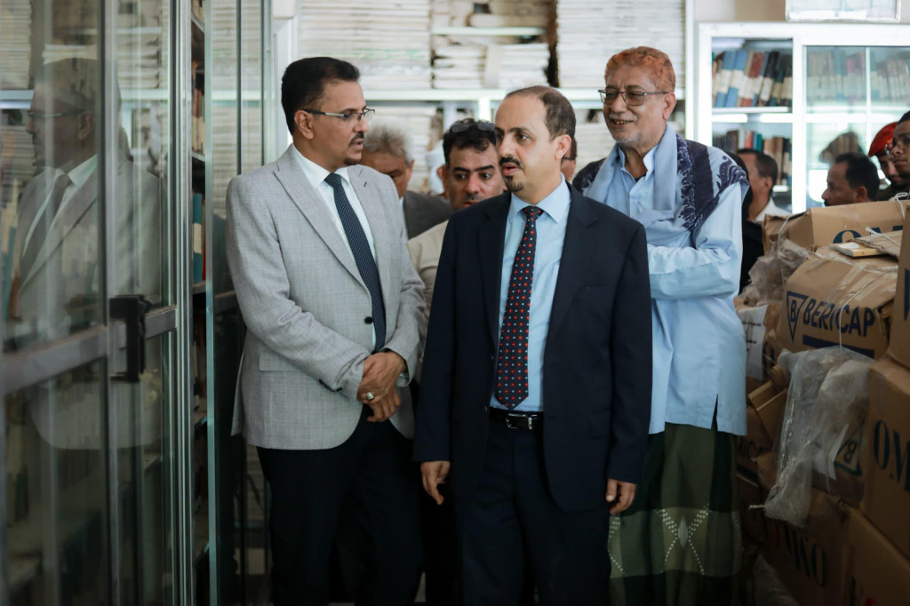 الإرياني يطلع على المحتوى الوثائقي والتراثي والثقافي للمكتبة السلطانية بمدينة المكلا