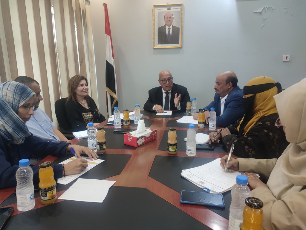 الوزير الأغبري يبحث مع مسؤولة أممية برامج تمكين المرأة في السلطات المحلية