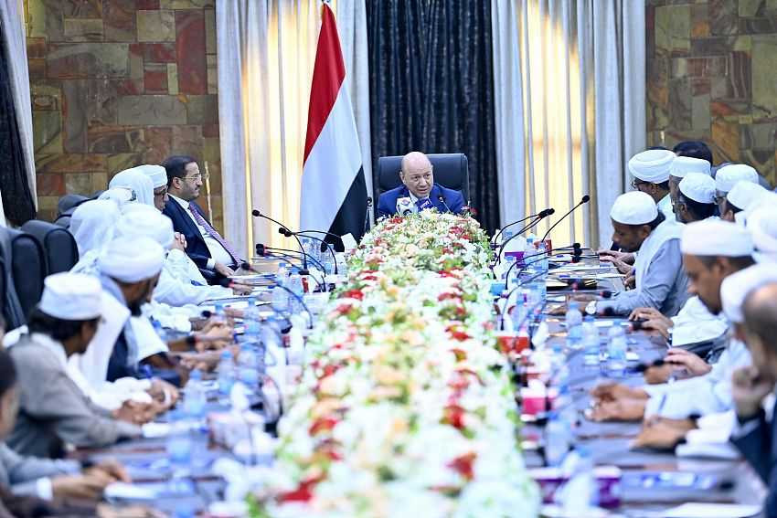 لقاء رئيس مجلس القيادة بأصحاب الفضيلة العلماء ولجنة إصلاح ذات البين بمحافظة حضرموت
