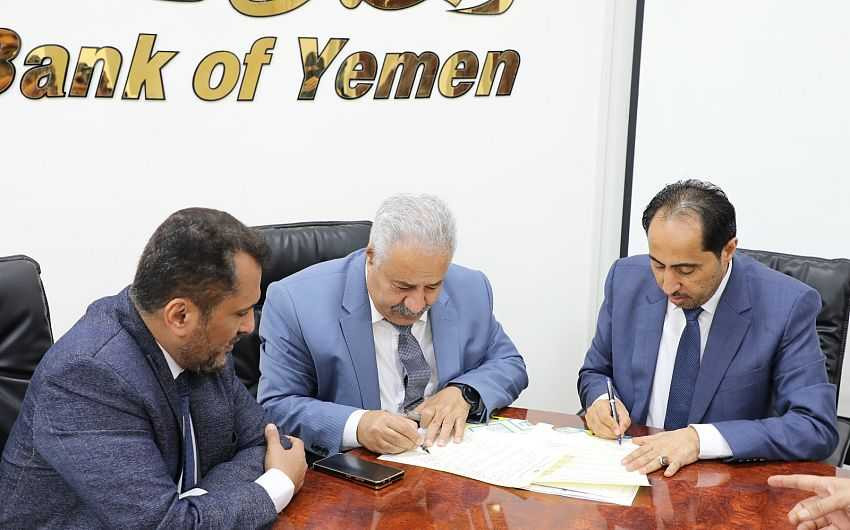 توقيع وزير الشباب والرياضة لمذكرة تفاهم مع البنك الأهلي بشأن دعم الأنشطة الرياضية
