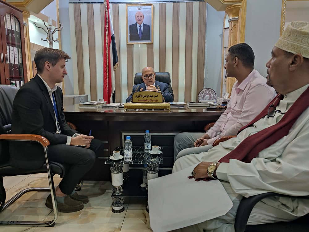 الوزير الأغبري يبحث مع مسؤول أممي برامج توطين العمل المجتمعي