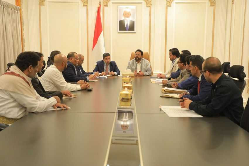 اجتماع برئاسة اللواء سلطان العرادة ورئيس الوزراء يناقش سير العمل الجاري في المؤسسات والشركات النفطية والغازية بمأرب