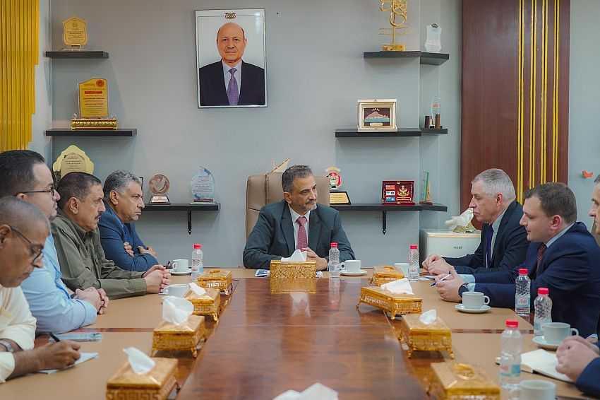 لقاء وزير الدولة محافظ عدن وفداً من الخارجية والسفارة الروسية